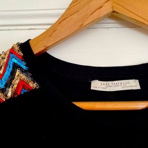 Tshirt black with sequins on the shoulders